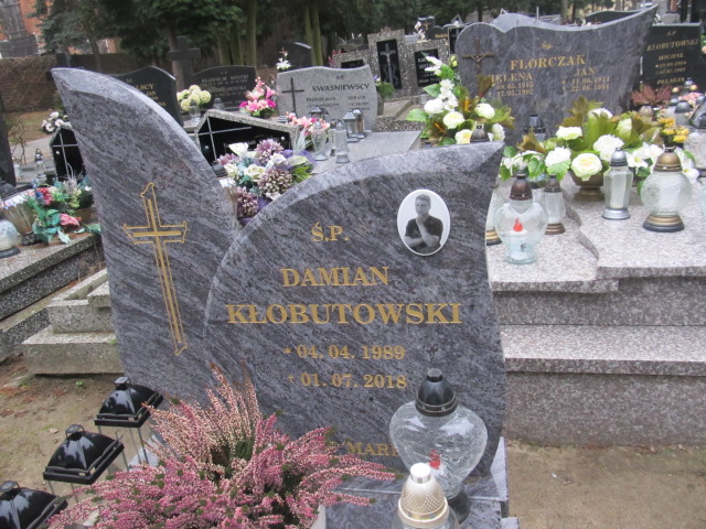 Damian Kłobutowski 1989 Olszowa - Grobonet - Wyszukiwarka osób pochowanych